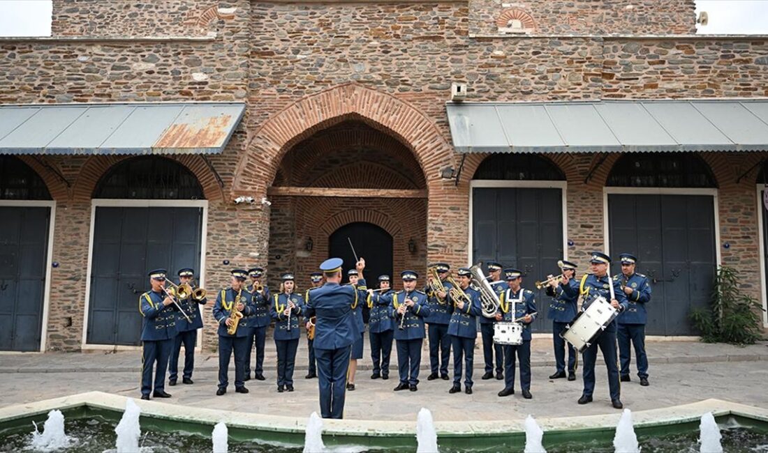 Mustafa Kemal Atatürk'ün İzmir ve Aydın'da katıldığı iki programda marşlar