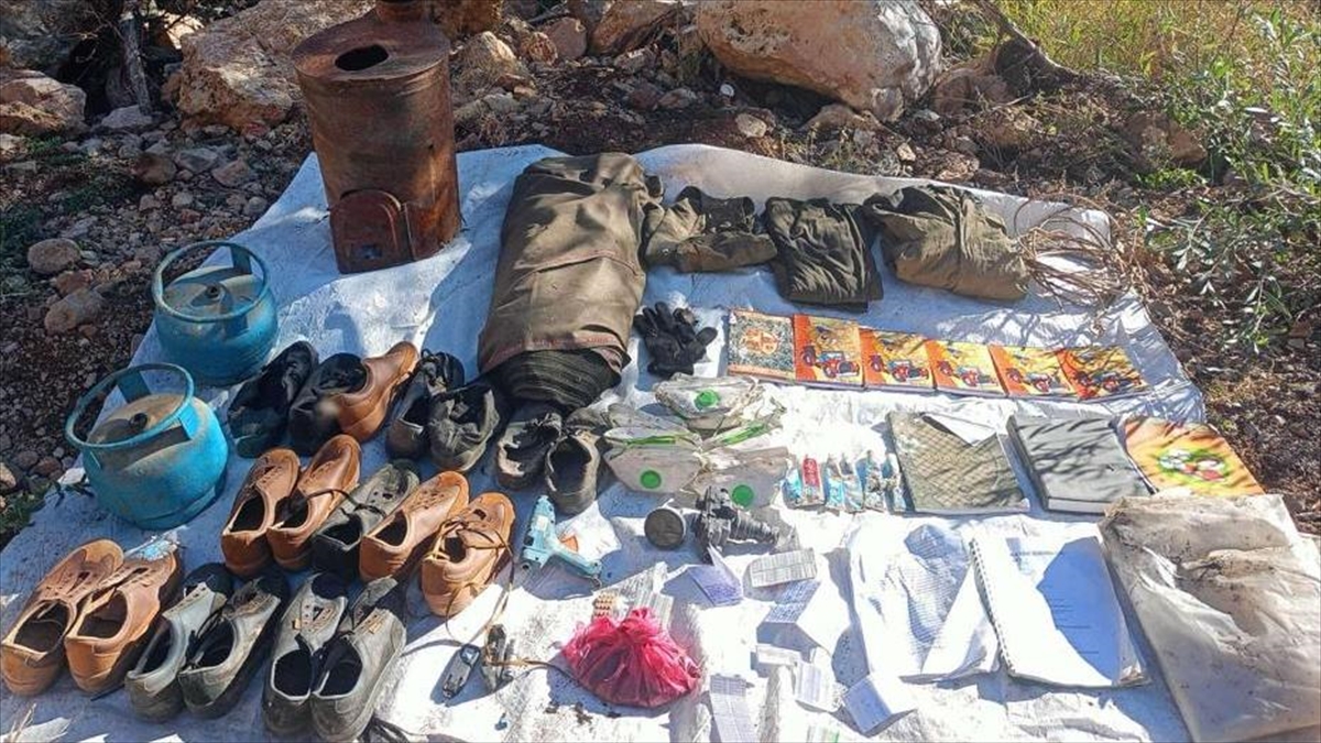 Tunceli'nin Pülümür ilçesinde düzenlenen operasyonda teröristlerce kullanıldığı belirlenen 2 sığınak