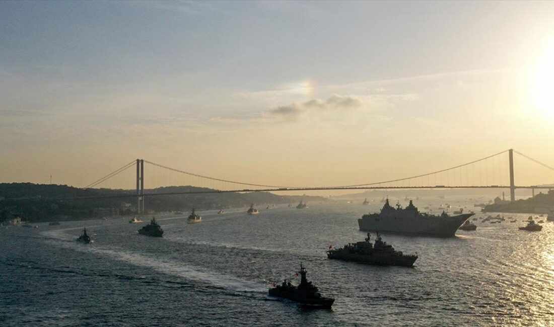Türk donanması, İstanbul Boğazı'nda tarihinin en büyük resmigeçidini gerçekleştirdi Cumhuriyet'in 100'üncü yılı dolayısıyla Türk donanması, İstanbul Boğazı'nda 100 gemi