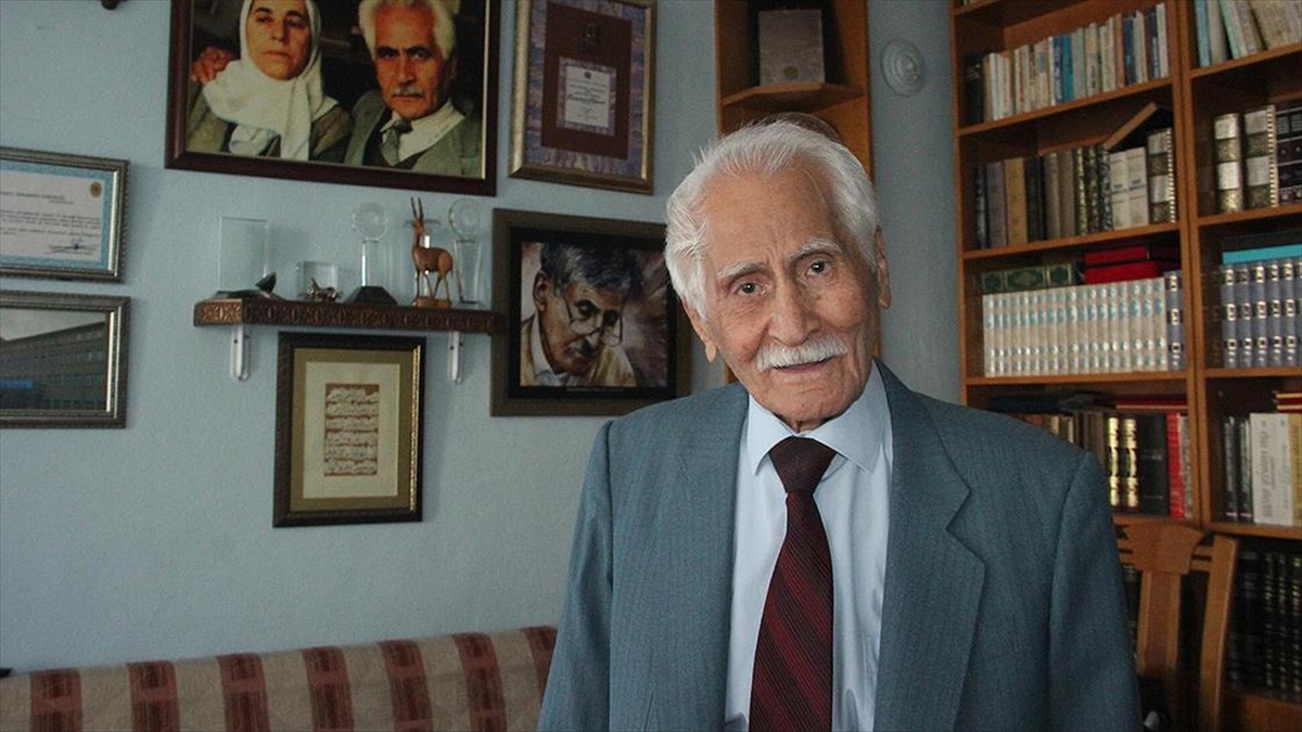 Yazdığı halk şiirleri hafızalara kazınan ve çağdaş Türk edebiyatında "Dede