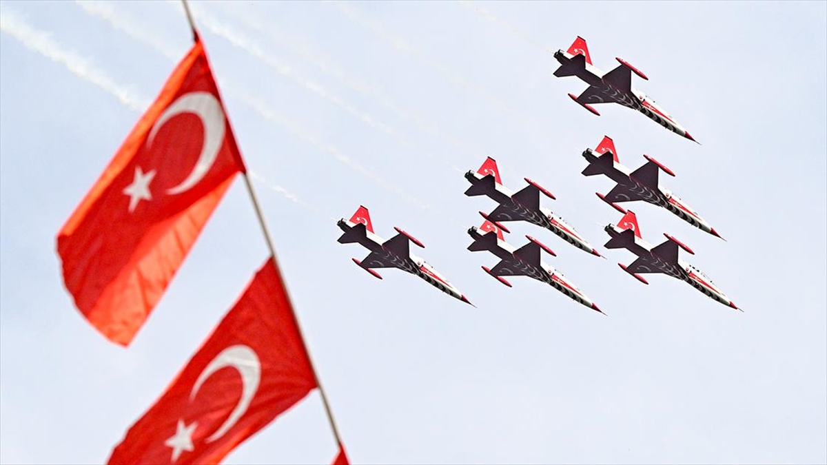 Türk Hava Kuvvetlerinin akrobasi timi Türk Yıldızları, Cumhuriyet'in 100. yıl