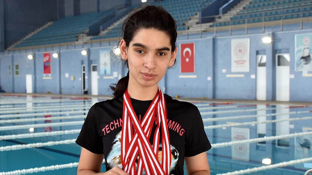 Türkiye şampiyonu Kırıkkaleli 17 yaşındaki görme engelli yüzücü Cemre Demirdağ,