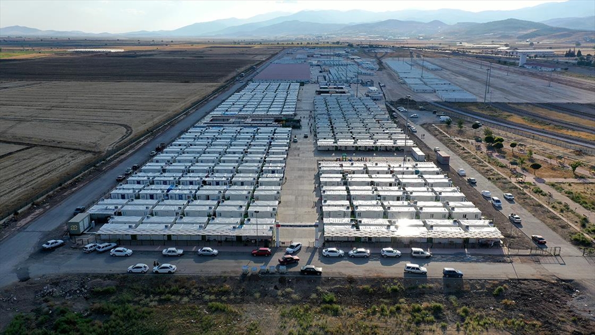 Kahramanmaraş'ın Türkoğlu ilçesinde, konteyner kentlerde başlatılan kış hazırlıkları tamamlandı.