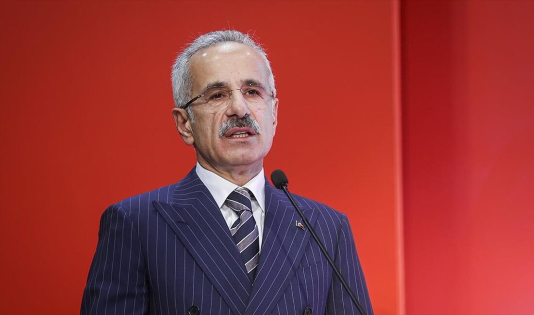 Ulaştırma ve Altyapı Bakanı Abdulkadir Uraloğlu, gökyüzünde kurdukları köprülerle Türkiye'nin,