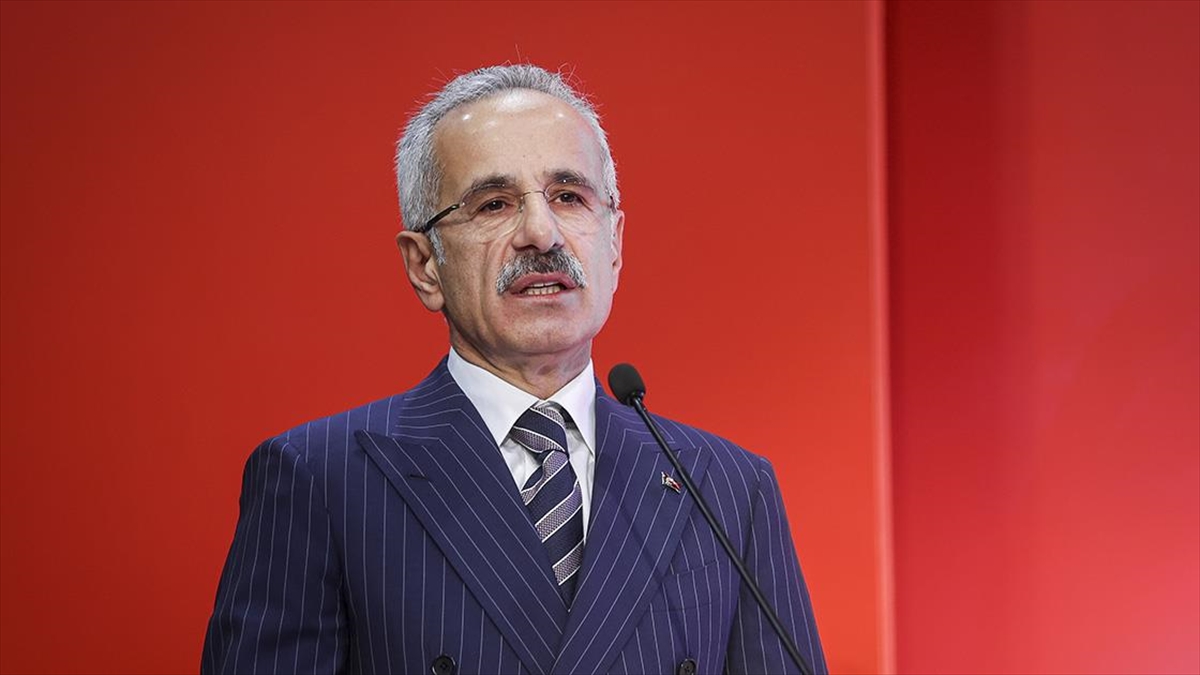 Ulaştırma ve Altyapı Bakanı Abdulkadir Uraloğlu, gökyüzünde kurdukları köprülerle Türkiye'nin,
