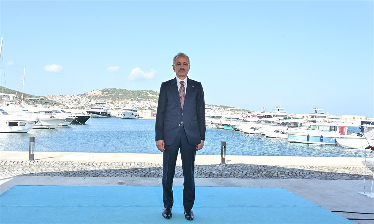 Ulaştırma ve Altyapı Bakanı Abdulkadir Uraloğlu, İzmir programı kapsamında Yeni