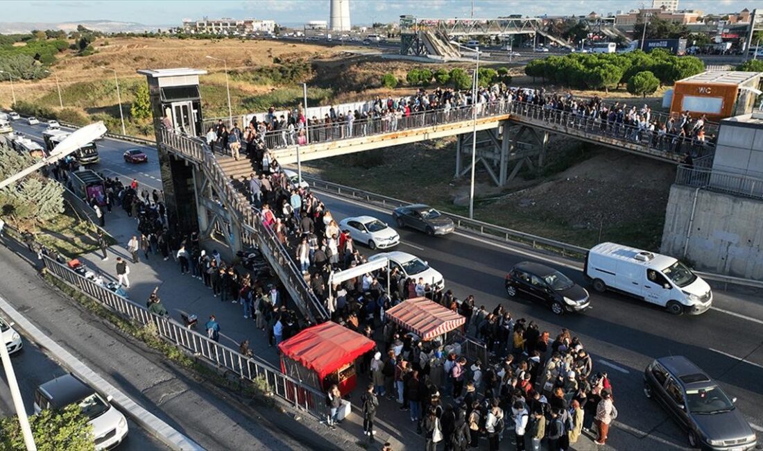 İSTANBUL (AA) – Metrobüsten ya da diğer araçlardan inerek TÜYAP