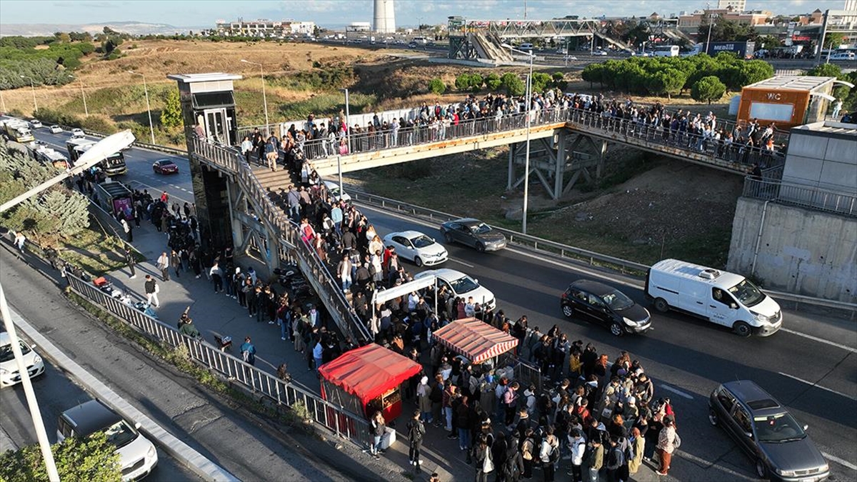 İSTANBUL (AA) – Metrobüsten ya da diğer araçlardan inerek TÜYAP