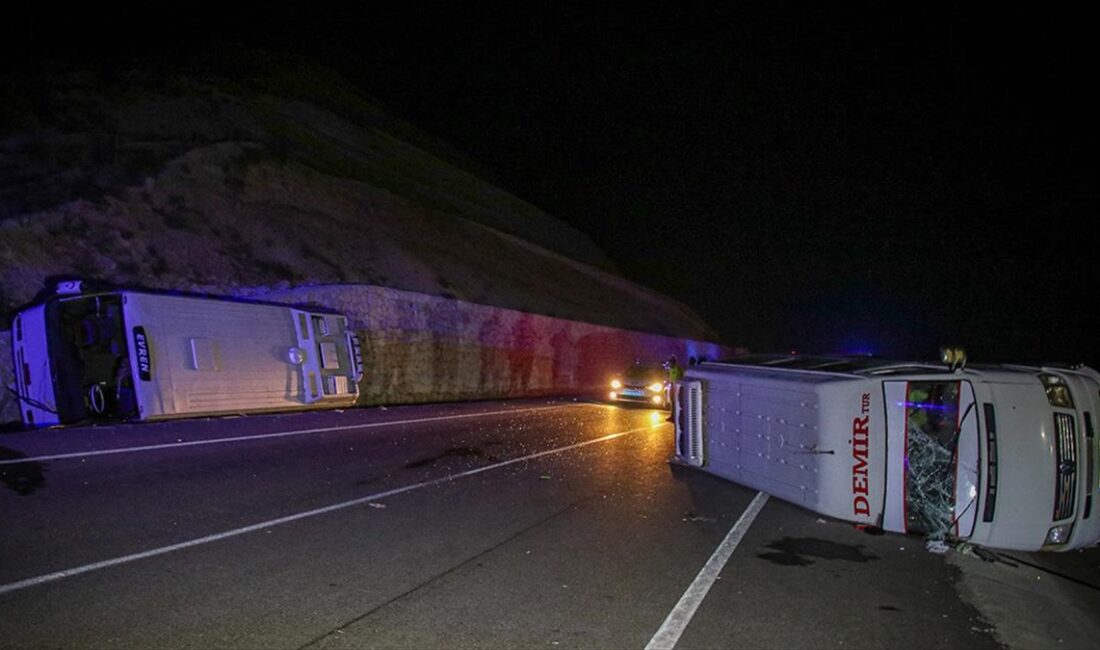 Uşak'ta işçileri taşıyan midibüs ile minibüsün çarpıştığı kazada 28 kişi