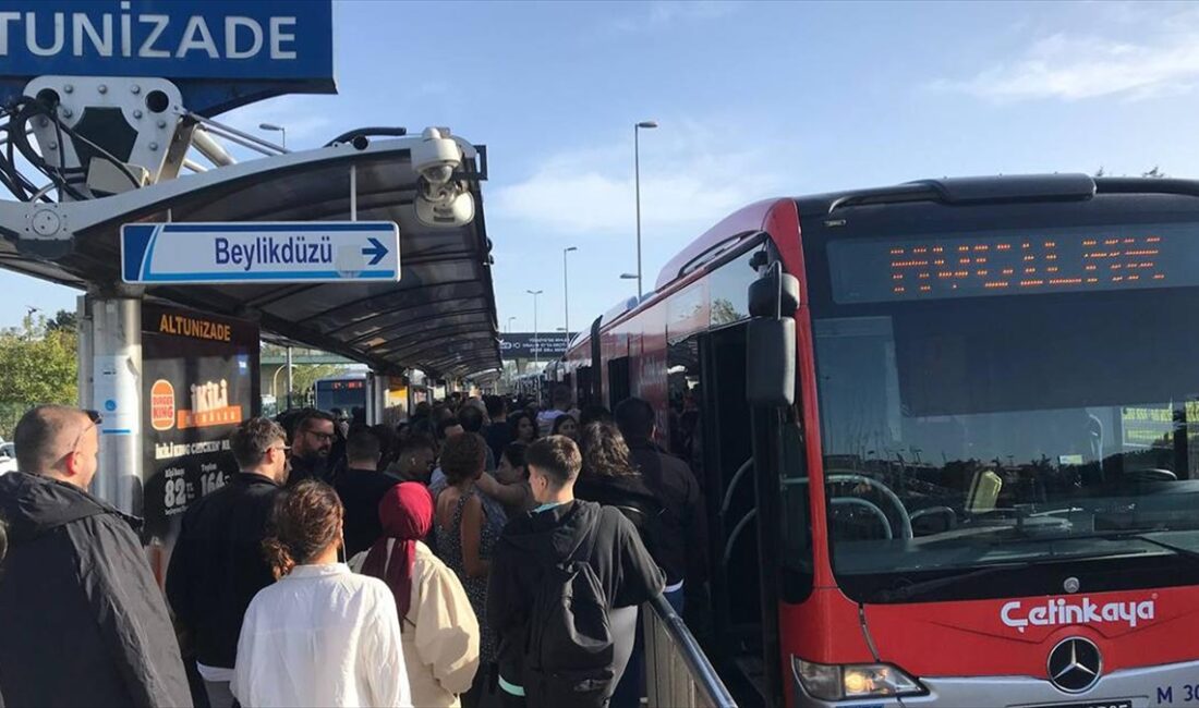 İSTANBUL (AA) – S&ouml;ğ&uuml;tl&uuml;&ccedil;eşme’den Avcılar istikametine giden metrob&uuml;s, Altunizade Durağı’nda