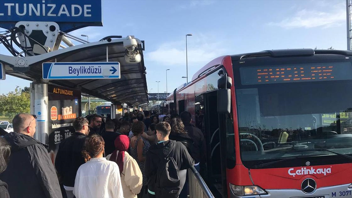 İSTANBUL (AA) – S&ouml;ğ&uuml;tl&uuml;&ccedil;eşme’den Avcılar istikametine giden metrob&uuml;s, Altunizade Durağı’nda