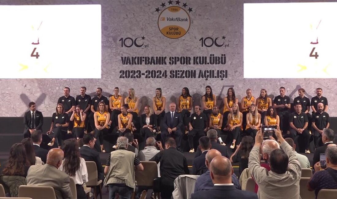 VakıfBank Kadın Voleybol Takımı'nda forma giyen oyuncular Cansu Özbay ve