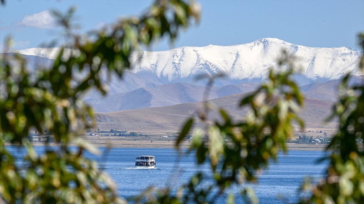 Van Gölü'ndeki Akdamar Adası, Valilik öncülüğünde başlatılan yürüyüş yolu, ışıklandırma,