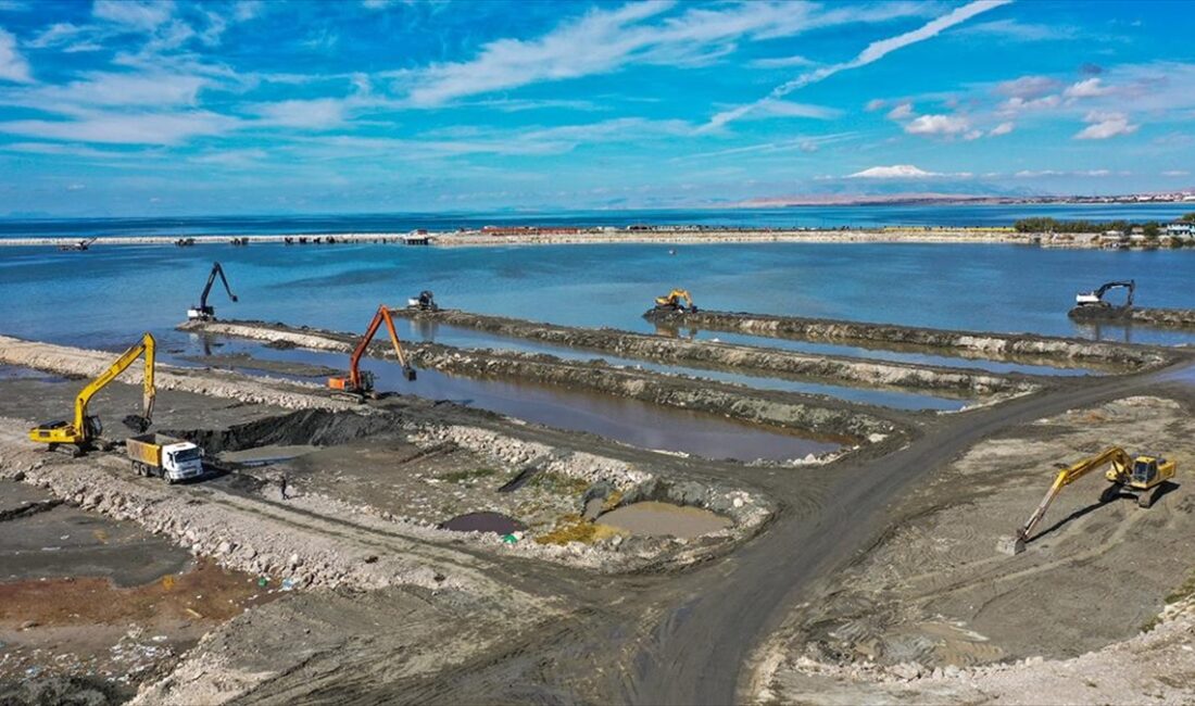Van Büyükşehir Belediyesince yürütülen çalışmalarda, Van Gölü'nün zemininden 1 milyon