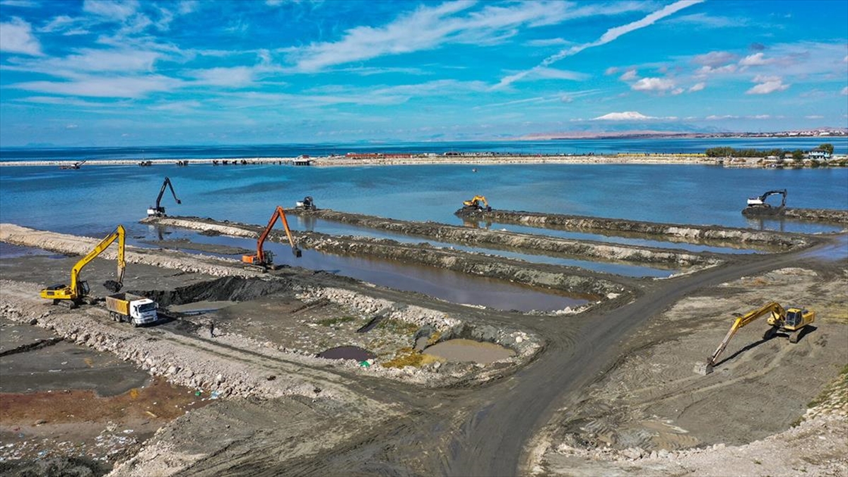 Van Büyükşehir Belediyesince yürütülen çalışmalarda, Van Gölü'nün zemininden 1 milyon