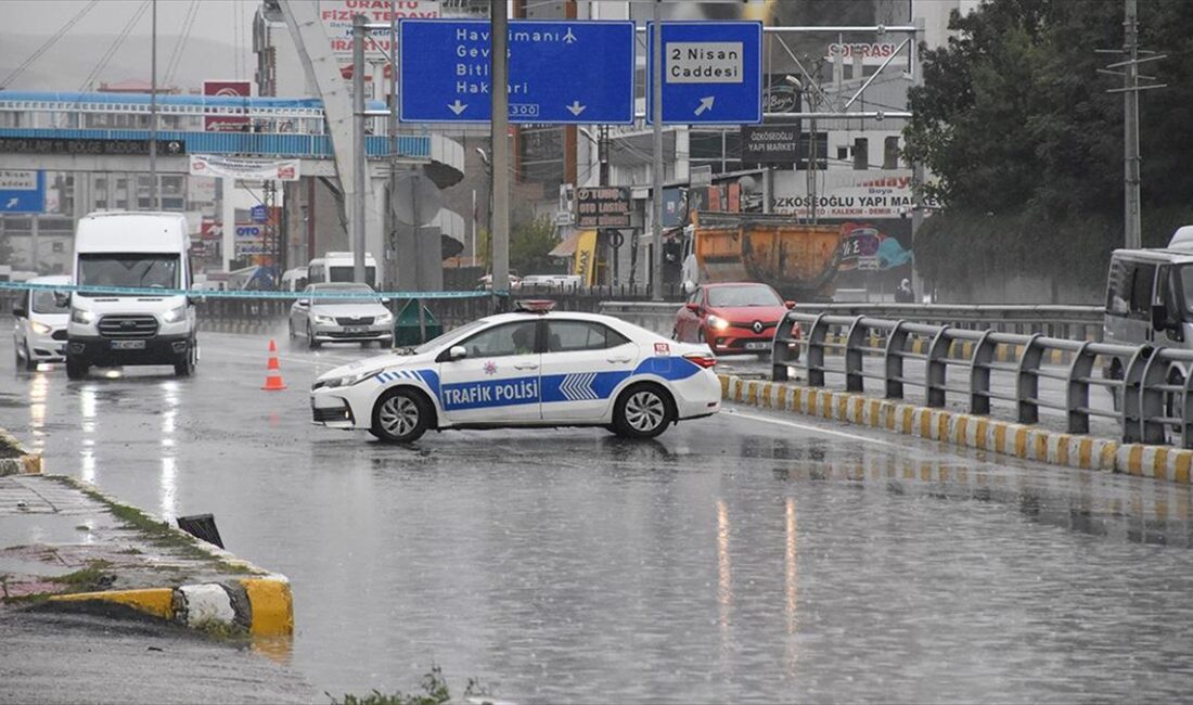 Van'da sağanak nedeniyle caddelerde su birikintileri oluştu, bazı ev ve