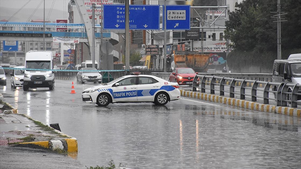 Van'da sağanak nedeniyle caddelerde su birikintileri oluştu, bazı ev ve
