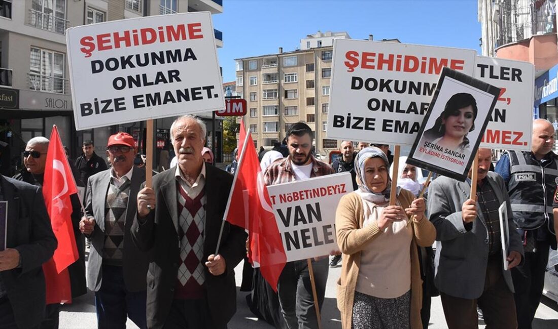 VAN (AA) – Menekşe Sokak’ta bir araya gelen aileler, “Şehitler