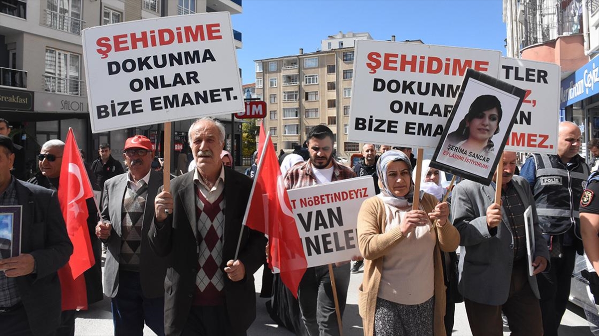VAN (AA) – Menekşe Sokak’ta bir araya gelen aileler, “Şehitler