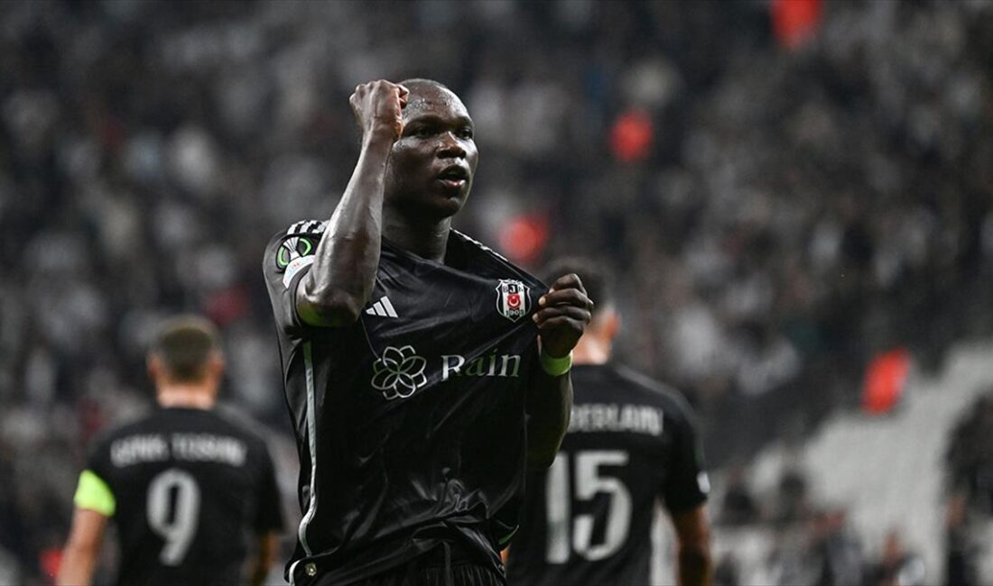 Beşiktaş'ın Kamerunlu futbolcusu Vincent Aboubakar, siyah-beyazlı formayla 100. resmi maç