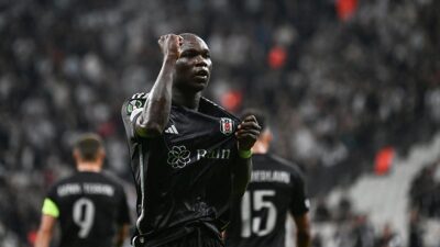 Beşiktaş'ın Kamerunlu futbolcusu Vincent Aboubakar, siyah-beyazlı formayla 100. resmi maç