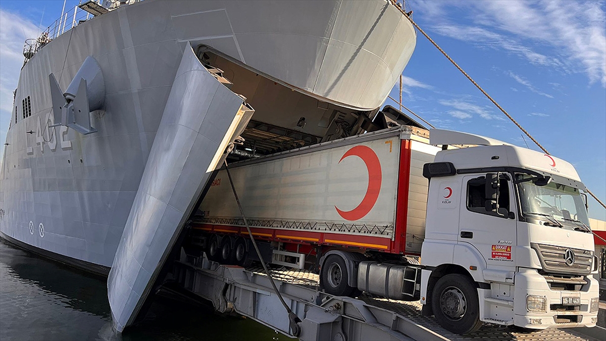 Milli Savunma Bakanlığı, yardım malzemeleri taşıyan askeri geminin, sel felaketinden