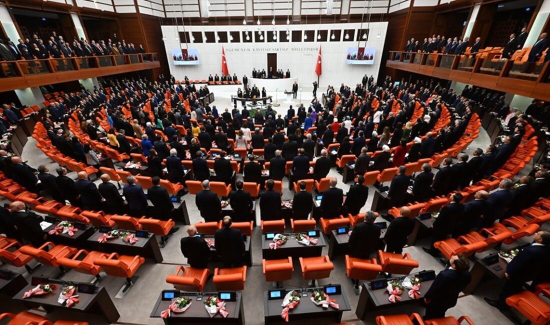TBMM, 2,5 aylık aranın ardından mesaisine yeniden başladı.