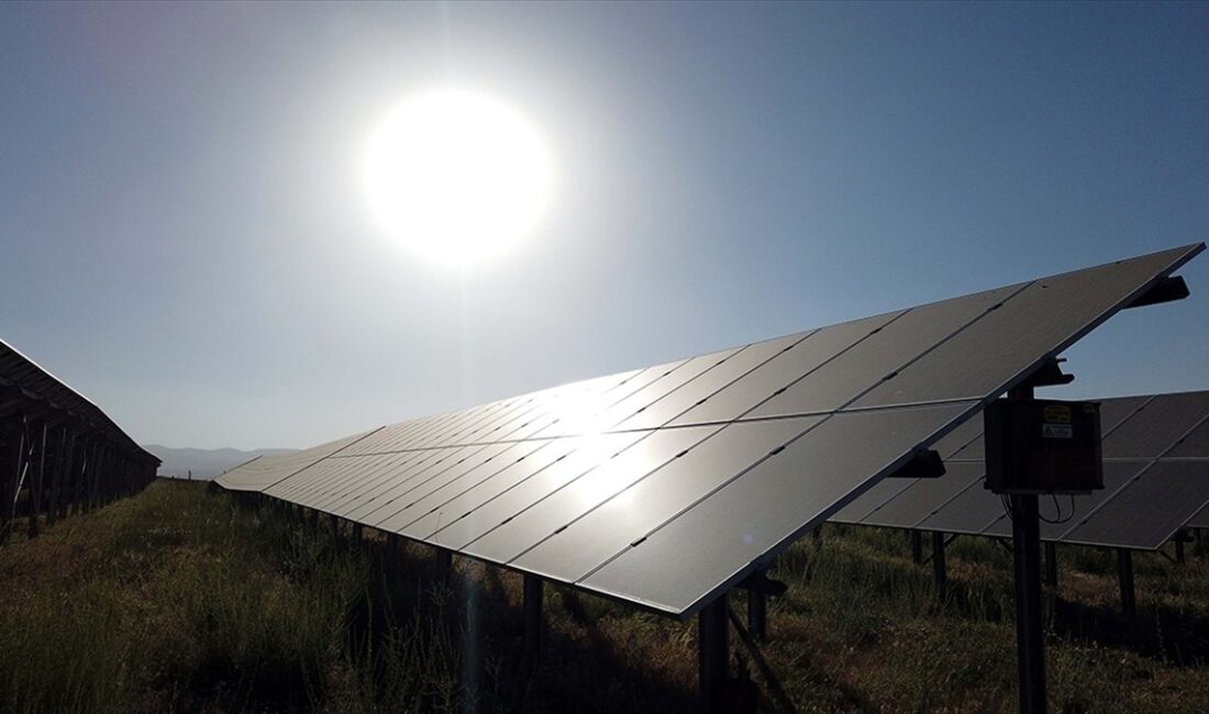 Güneş enerjisi santrallerinde (GES) yükseltilmiş fotovoltaik (PV) paneller kullanılarak enerji