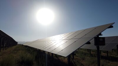 Güneş enerjisi santrallerinde (GES) yükseltilmiş fotovoltaik (PV) paneller kullanılarak enerji