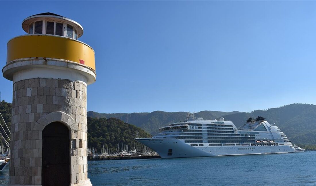 Bahama bayraklı "Seabourn Encore​​​​​​​" isimli kruvaziyer, çıktığı tur kapsamında Muğla'nın