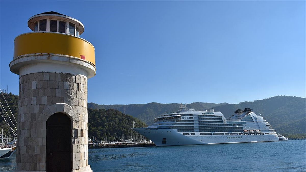 Bahama bayraklı "Seabourn Encore​​​​​​​" isimli kruvaziyer, çıktığı tur kapsamında Muğla'nın