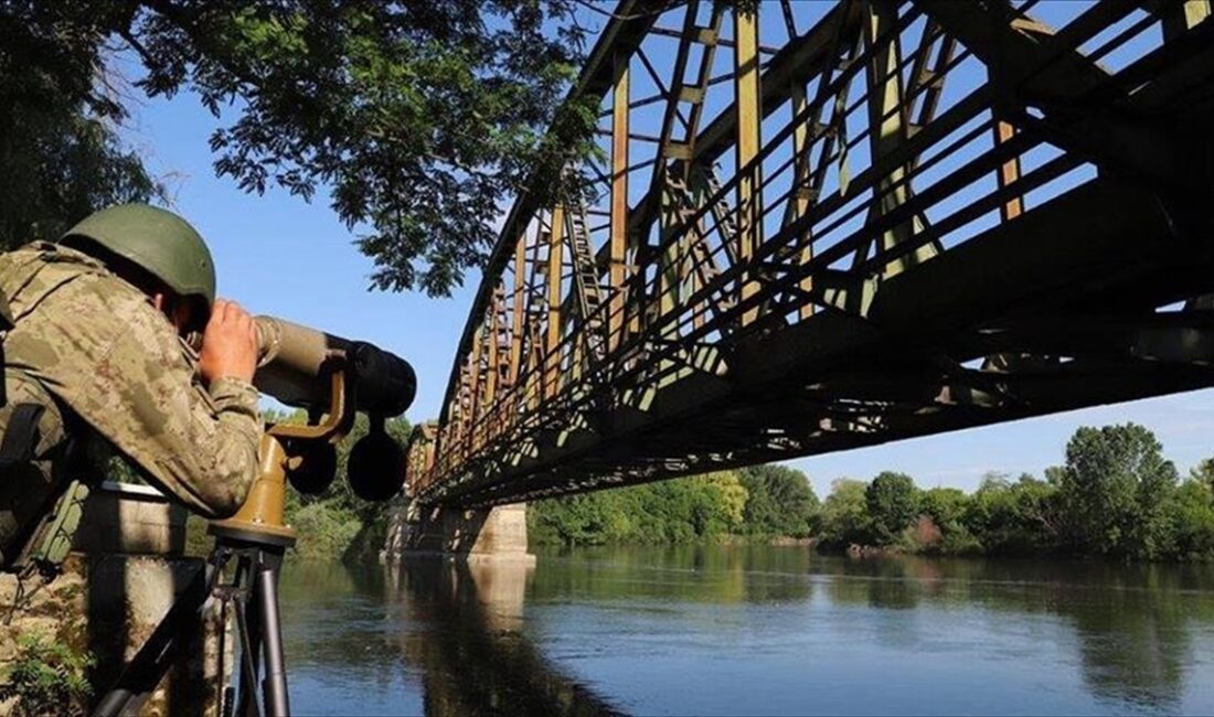 Yunanistan'a geçmeye çalışan 4'ü FETÖ mensubu 6 kişi yakalandı ANKARA (AA) – MSB’den yapılan açıklamada, “Terörle mücadelemiz, hudutlarımızda da