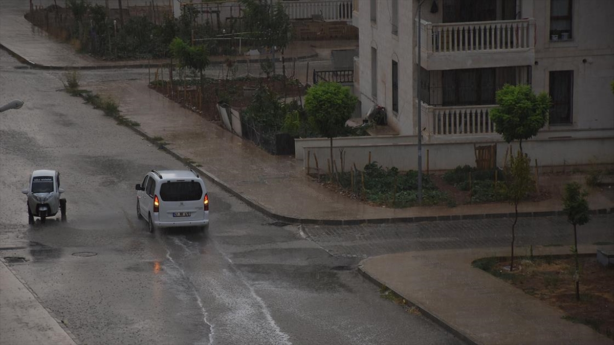 Yurdun doğu ve güneydoğusunda yerel kuvvetli gök gürültülü sağanak bekleniyor.