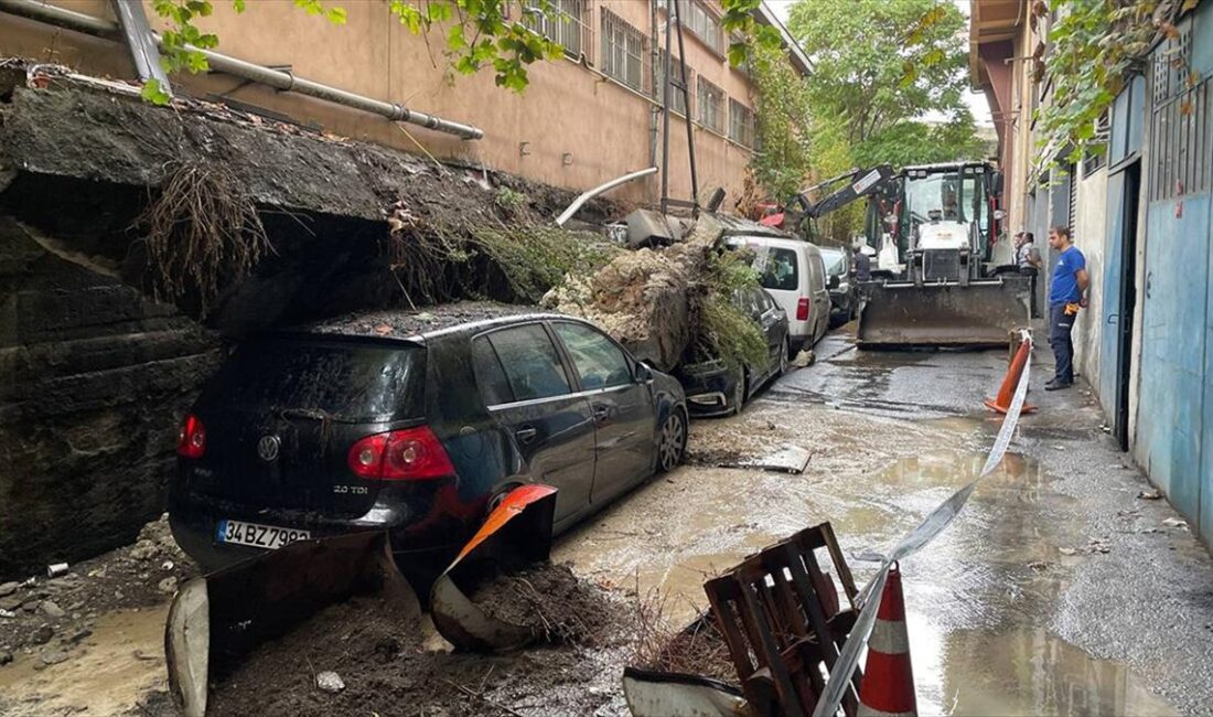 Zeytinburnu'nda çöken istinat duvarı park halindeki araçlarda hasara neden oldu.