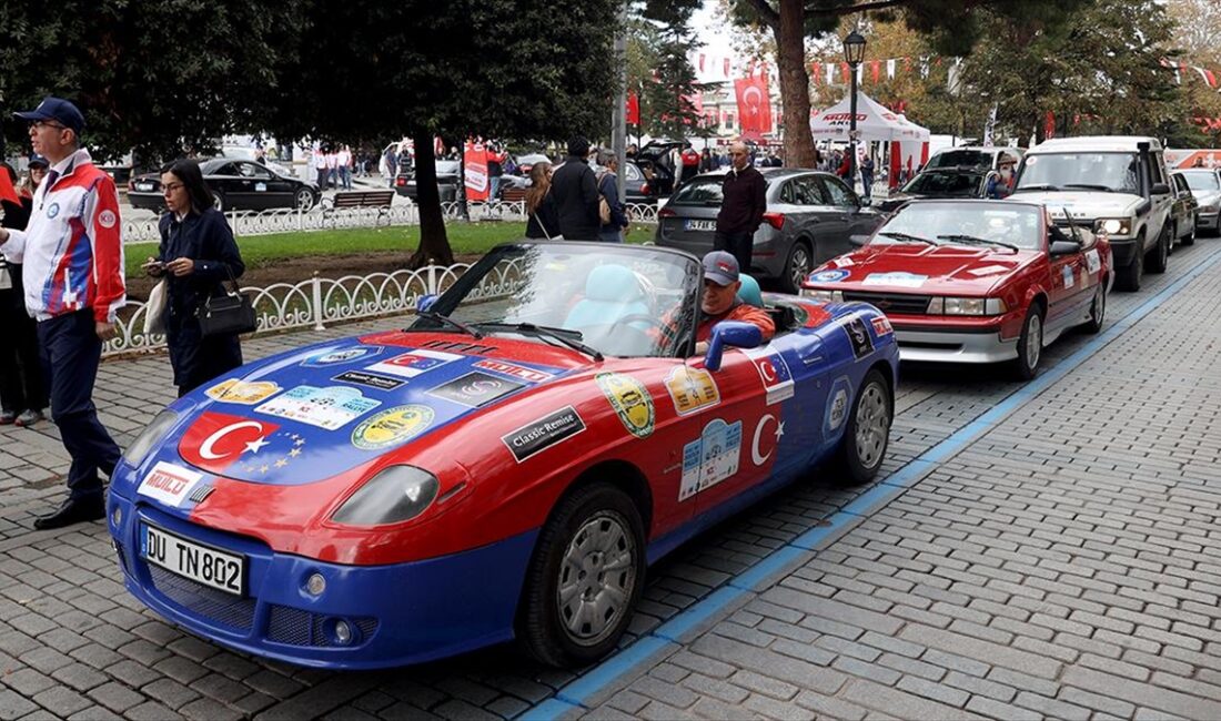 Cumhuriyet'in 100. yılı temasıyla düzenlenen 17. Doğu-Batı Dostluk Rallisi, Sultanahmet