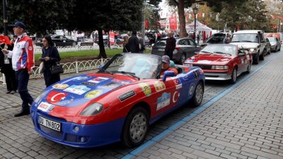 Cumhuriyet'in 100. yılı temasıyla düzenlenen 17. Doğu-Batı Dostluk Rallisi, Sultanahmet