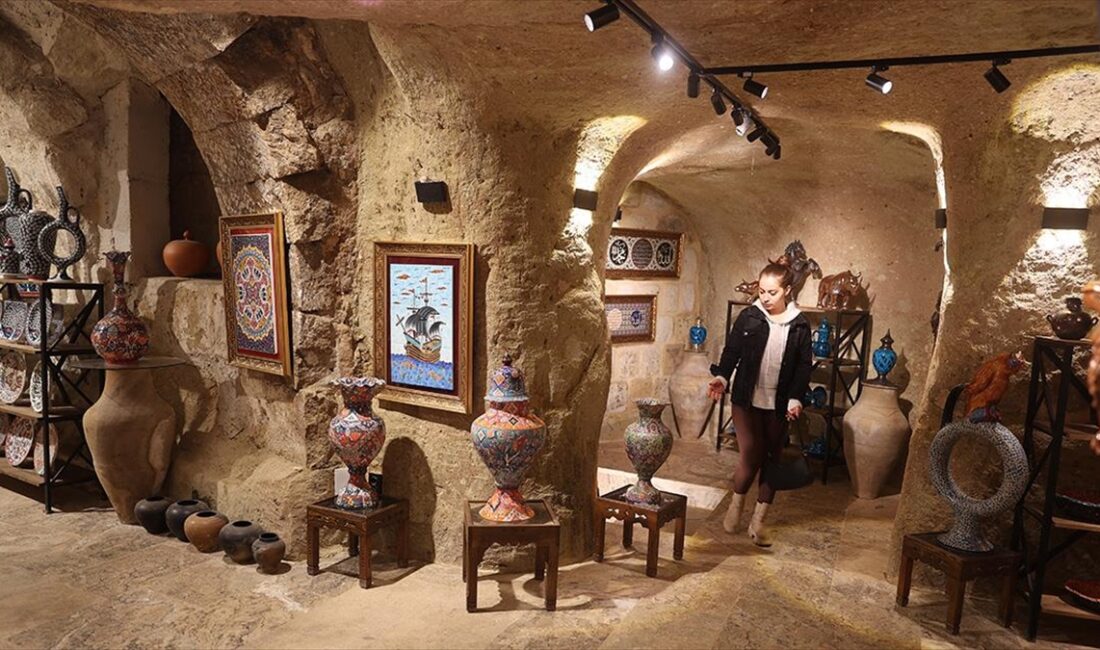 Nevşehir'in el sanatlarıyla ünlü Avanos ilçesinde çanak ustası Şaban Topuz,