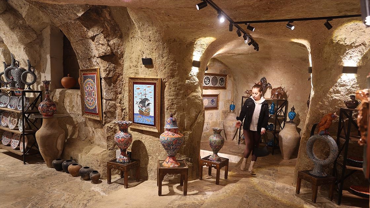 Nevşehir'in el sanatlarıyla ünlü Avanos ilçesinde çanak ustası Şaban Topuz,