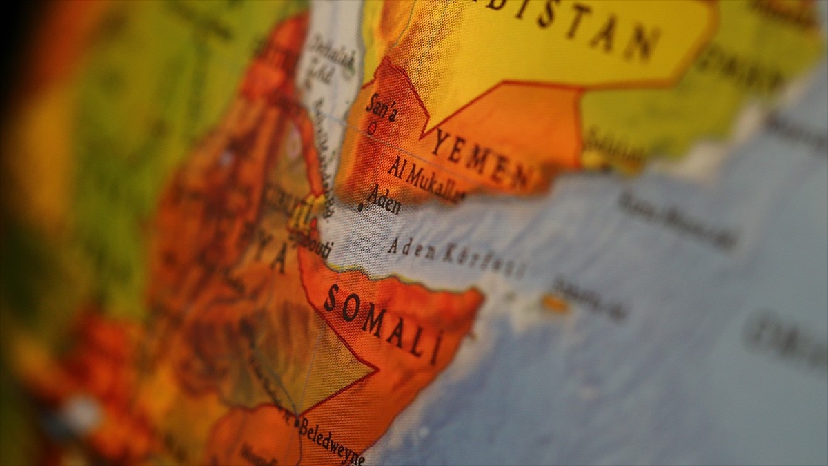 Amerikan destroyerinin olduğu yöne ateşlenen 2 balistik füze Aden Körfezi'ne