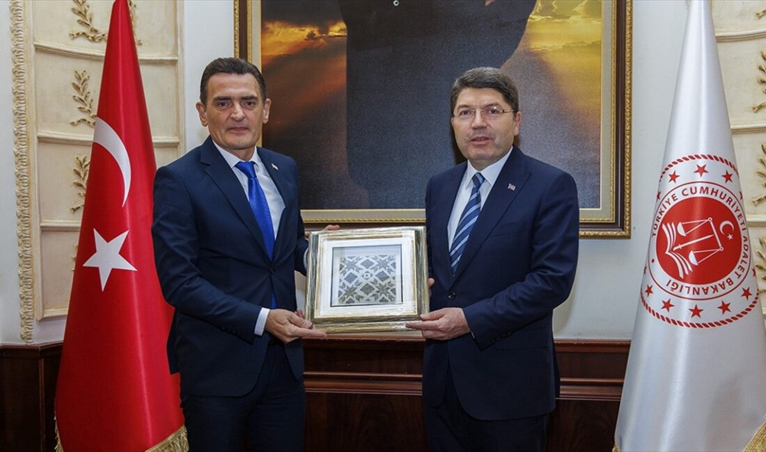 Adalet Bakanı Tunç, KKTC İçişleri Bakanı Oğuz ile görüştü Adalet Bakanı Yılmaz Tunç, 6 Şubat depreminde Adıyaman'da yıkılan İsias