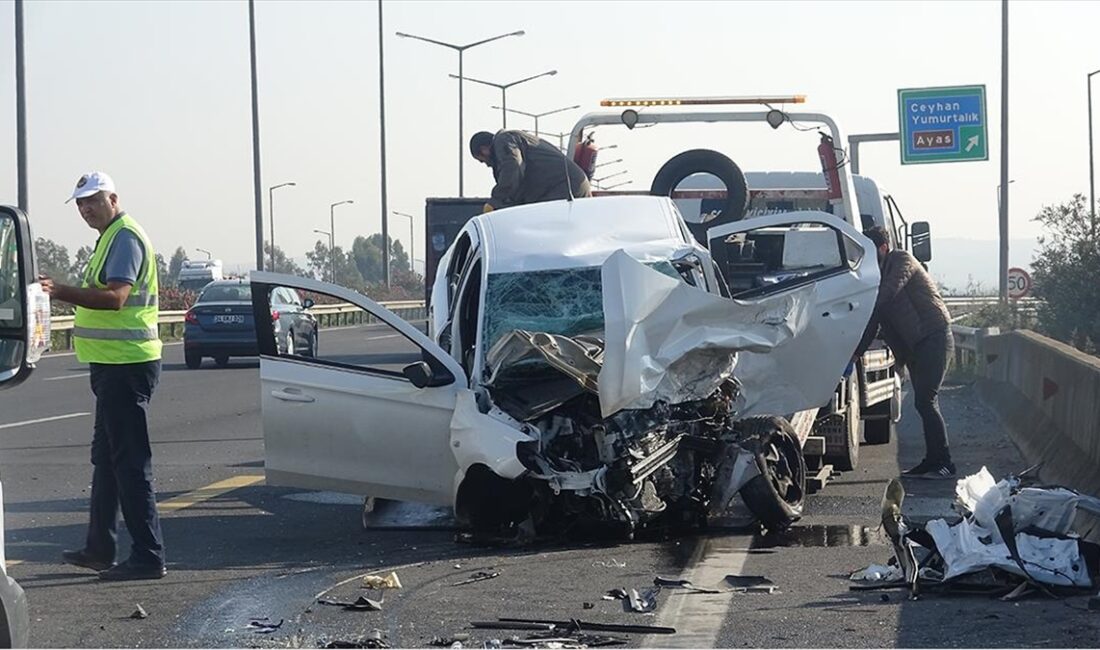 Adana'da ölümlü kazaya yol açan aracın otoyolda ters yönde seyretmesi kamerada Adana'nın Ceyhan ilçesinde kendisinin de arasında olduğu 3 kişinin hayatını
