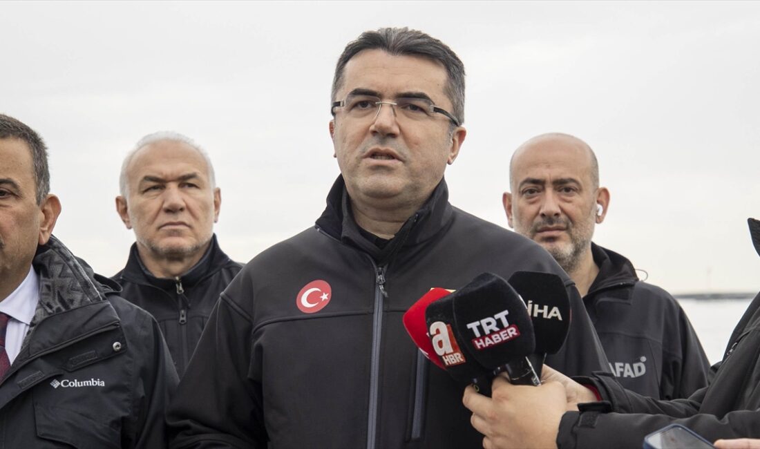 AFAD Başkanı Memiş: Batan gemi için Türkiye'nin en donanımlı arama kurtarma gemilerinden biri operasyon yürütüyor AFAD Başkanı Memiş, Zonguldak açıklarında batan kuru yük gemisinin kayıp