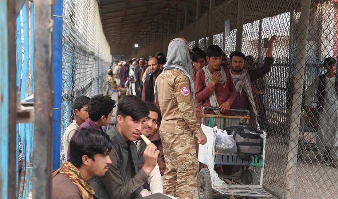 Pakistan yönetiminin düzensiz Afgan göçmenleri geri gönderme kararının ardından Pakistan-Afganistan