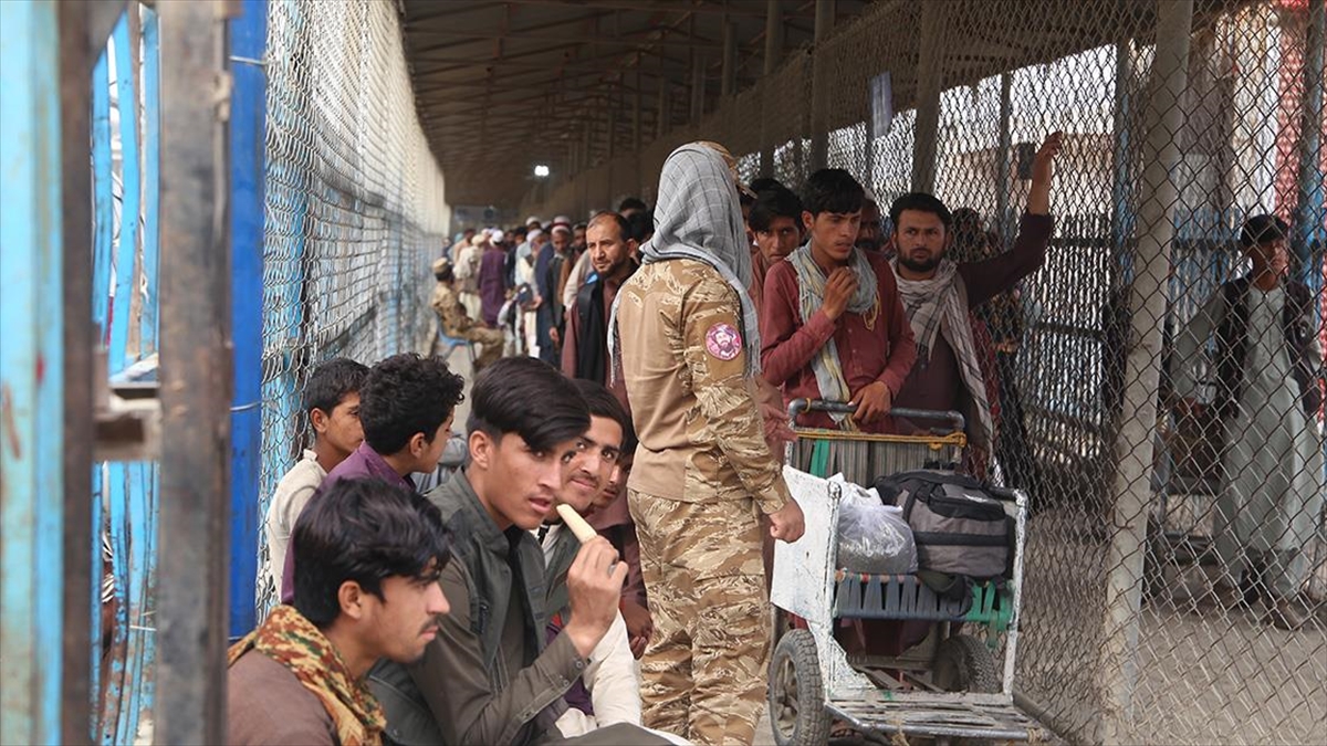 Pakistan yönetiminin düzensiz Afgan göçmenleri geri gönderme kararının ardından Pakistan-Afganistan