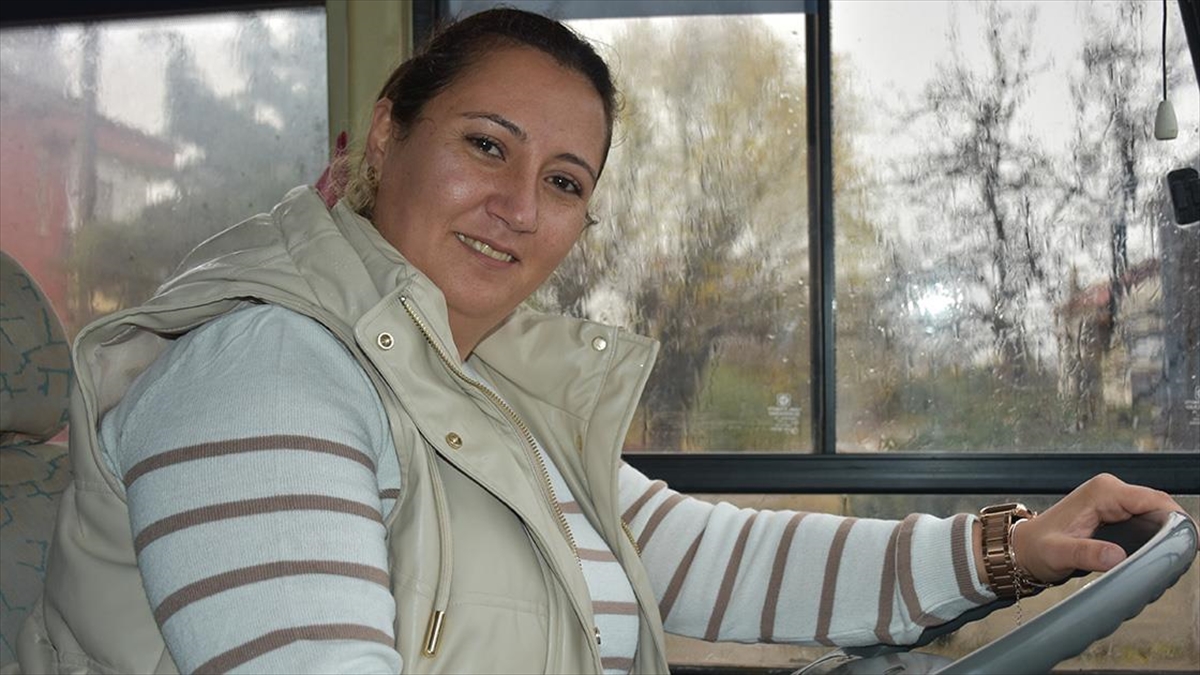 Bir sürücü kursunda çalışan direksiyon eğitmeni Alime Küçükçelebi, "Öğrenciler ilk