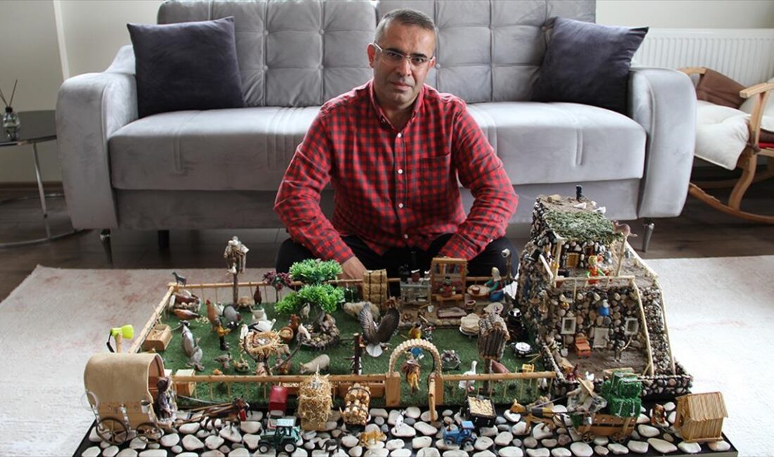 Kayseri'de yaşayan kamu görevlisi Yakup Efe, bir odasını atölyeye çevirdiği