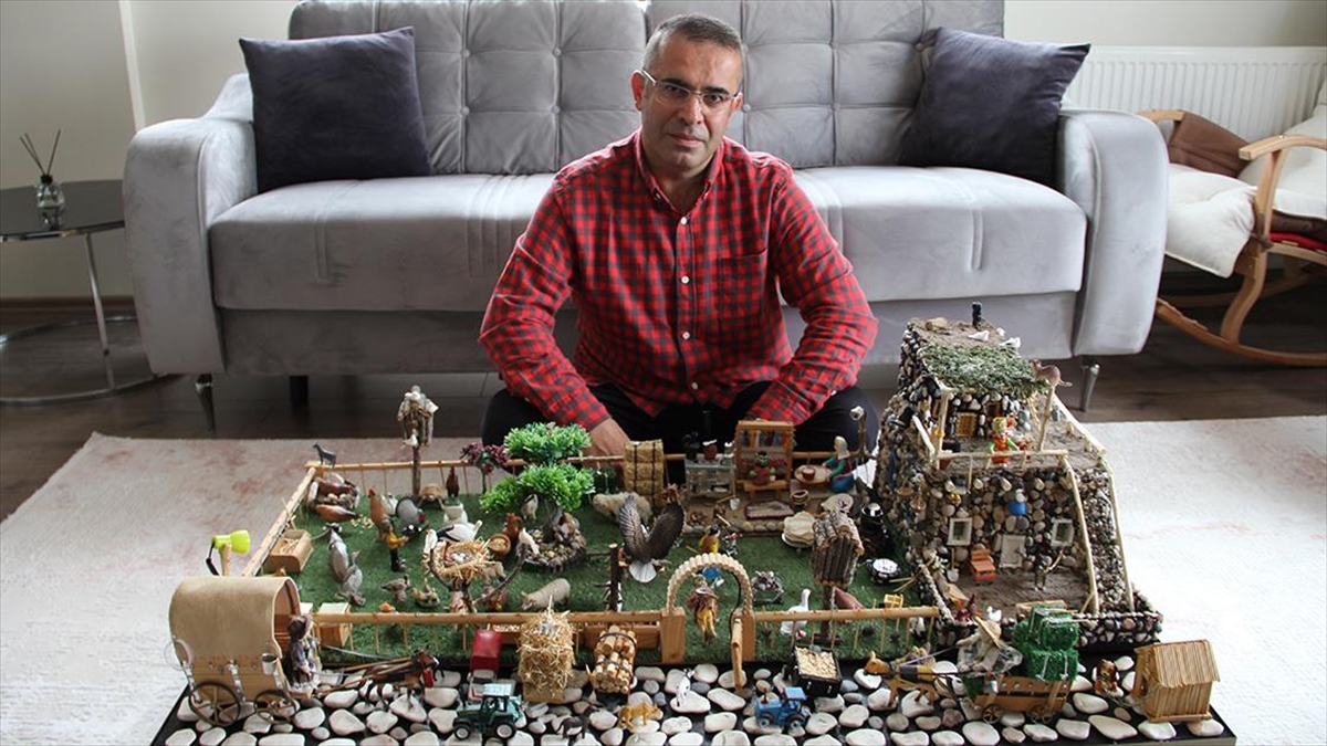 Kayseri'de yaşayan kamu görevlisi Yakup Efe, bir odasını atölyeye çevirdiği