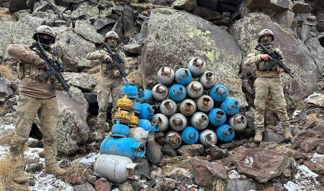 Ağrı Dağı'nda terör örgütüne ait 2 mağarada yaşam malzemesi ele geçirildi Ağrı Dağı'nda terör örgütü PKK'nın barınma alanlarına yönelik operasyonda, 2