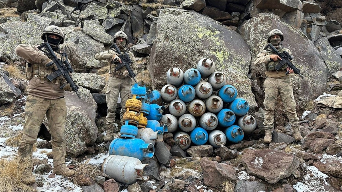 Ağrı Dağı'nda terör örgütü PKK'nın barınma alanlarına yönelik operasyonda, 2