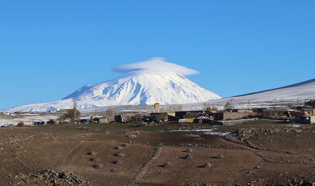 Ağrı Dağı'nın zirvesinde “şapka” şeklinde mercek bulut oluştu Türkiye'nin en yüksek noktası Ağrı Dağı'nın karlı zirvesini kaplayan "şapka"